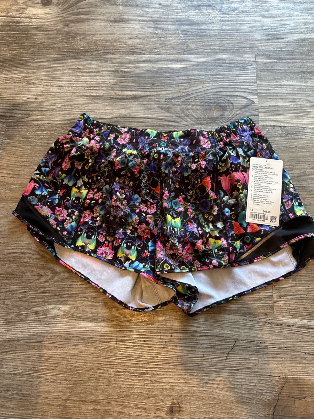 Lululemon Hotty Hot Low-Rise Lined Short 4"
Flowerscope Black Multi / Black